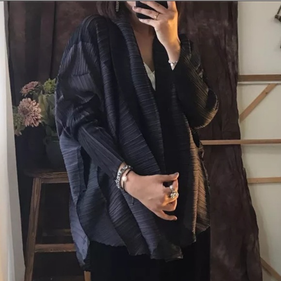 The Kynah Pleated Versatile Jacket Top - Picture 4 of 8